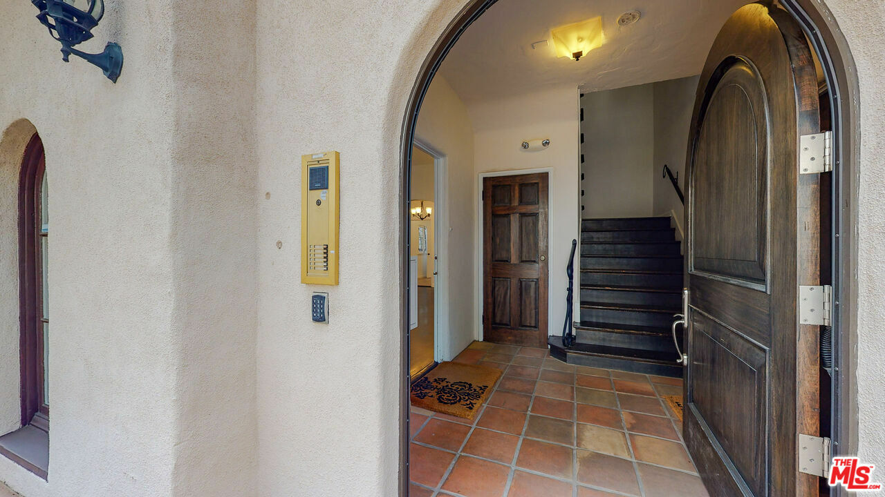 Property Photo:  128 S Oakhurst Dr 1  CA 90212 