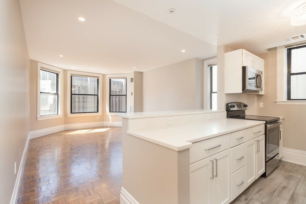 Property Photo:  390 Commonwealth Ave 402  MA 02215 
