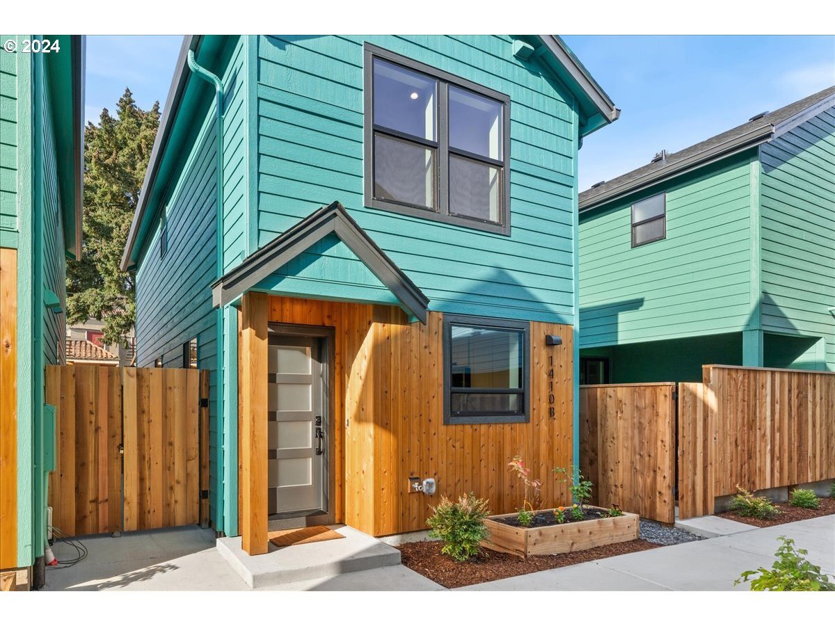 Property Photo: 1410 SE Claybourne B OR 97202