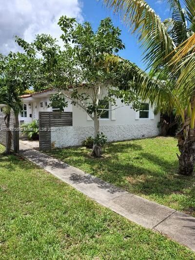 8960 NE 2 Av  El Portal FL 33138 photo