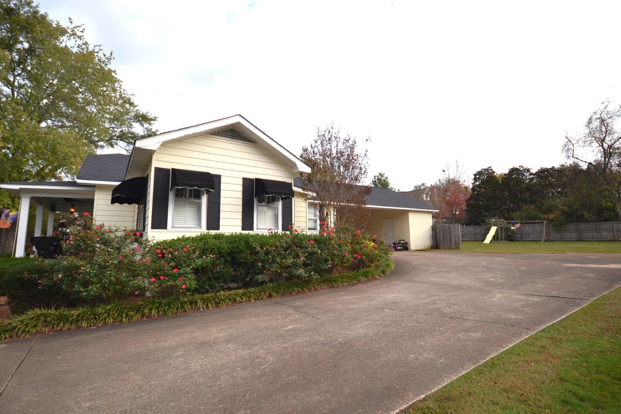 Property Photo:  1006 Barkley St  AL 35640 - HARTSELL 