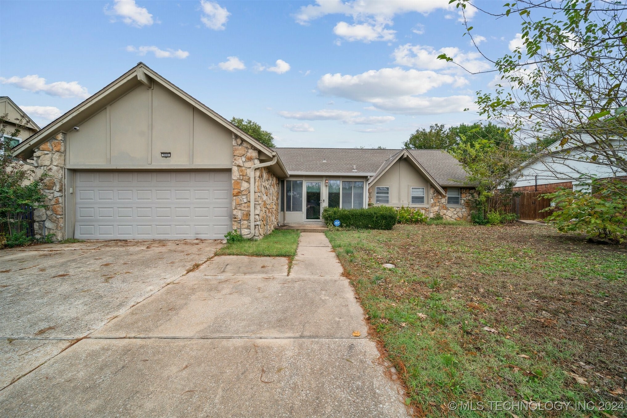 Property Photo:  908 W Utica Street  OK 74011 