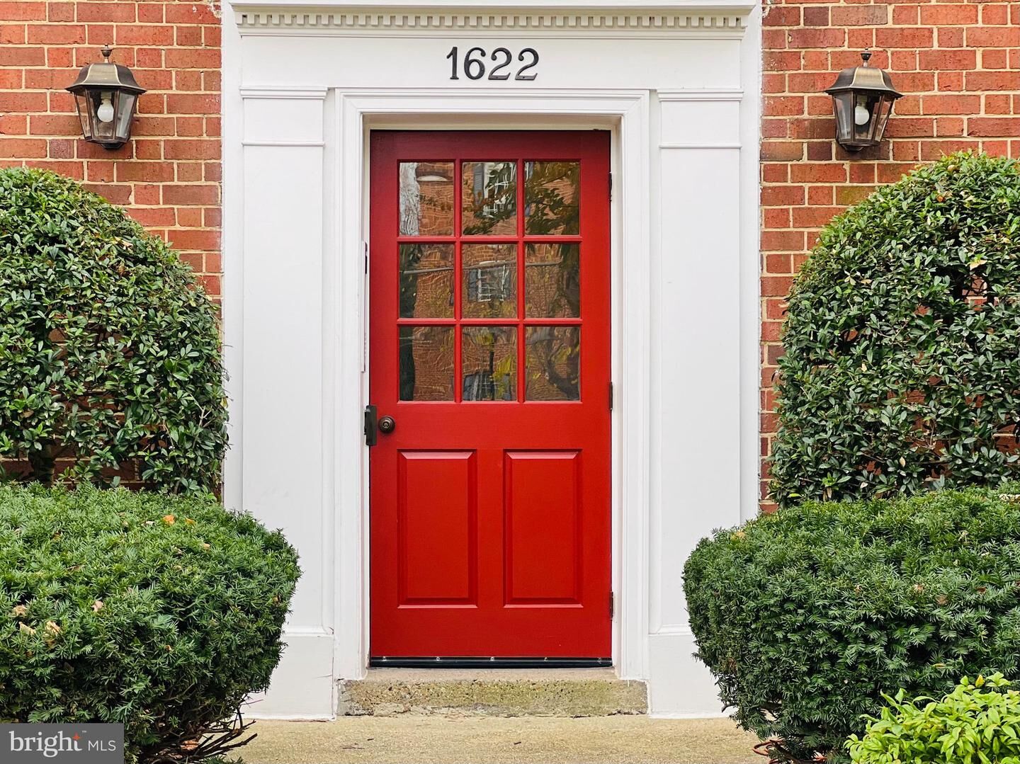 Property Photo: 1622 W Abingdon Drive 302 VA 22314