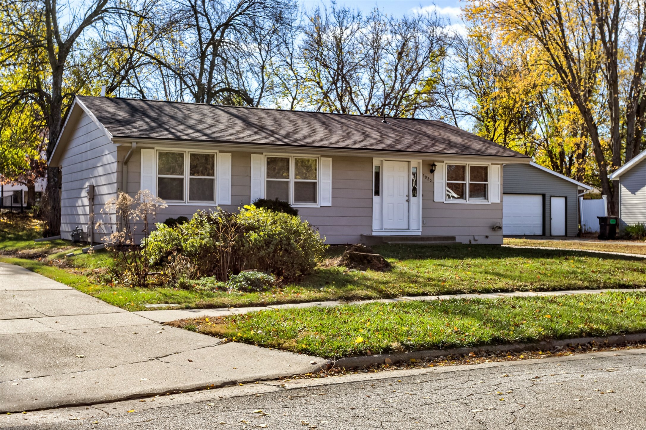 Property Photo:  5020 Emerson Drive  IA 50014 