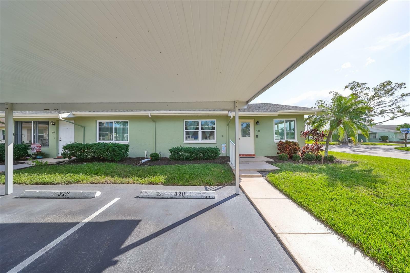 Property Photo:  320 Gloucester Boulevard  FL 33573 