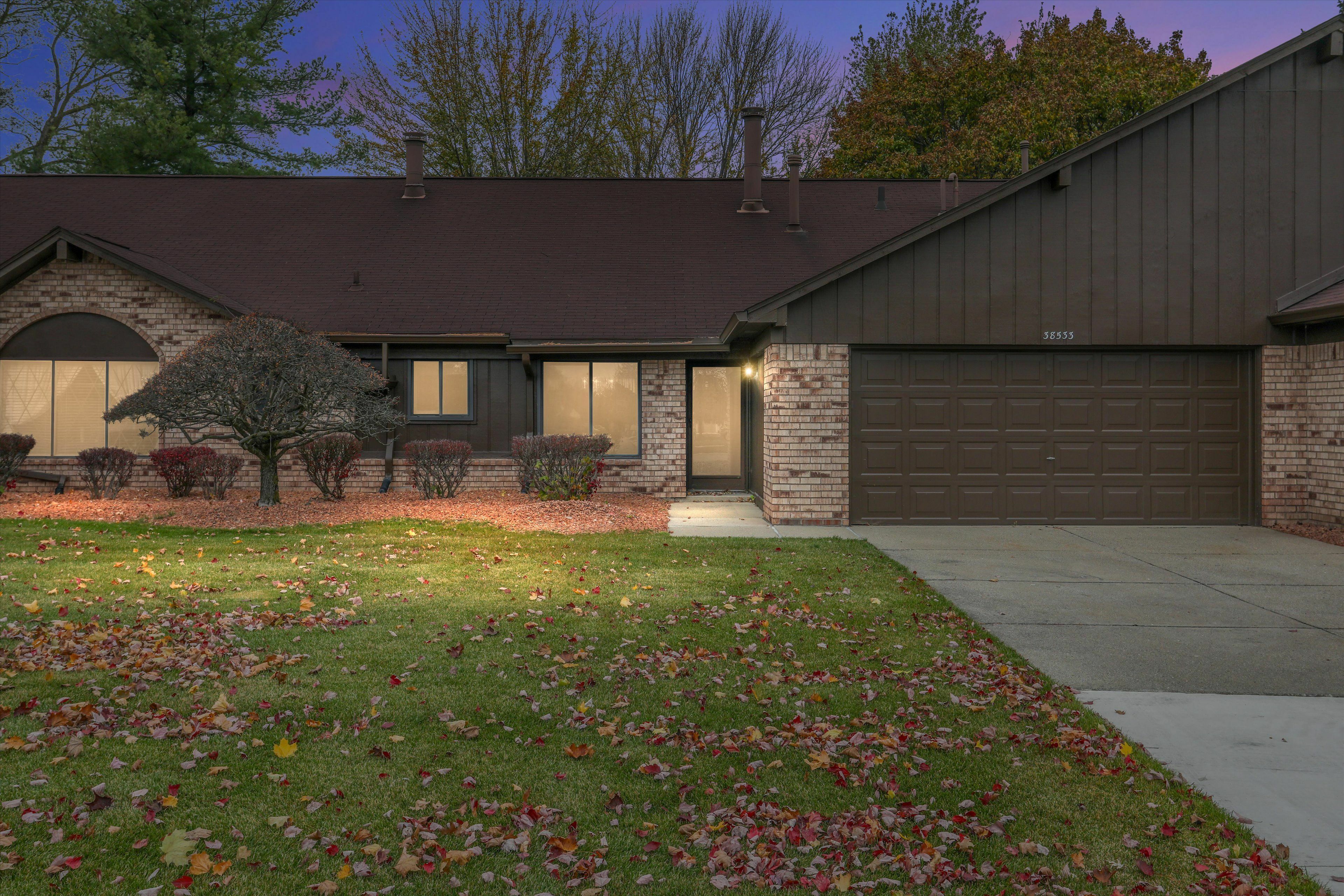 Property Photo:  38533 Palm Meadow Drive  MI 48036 1985 