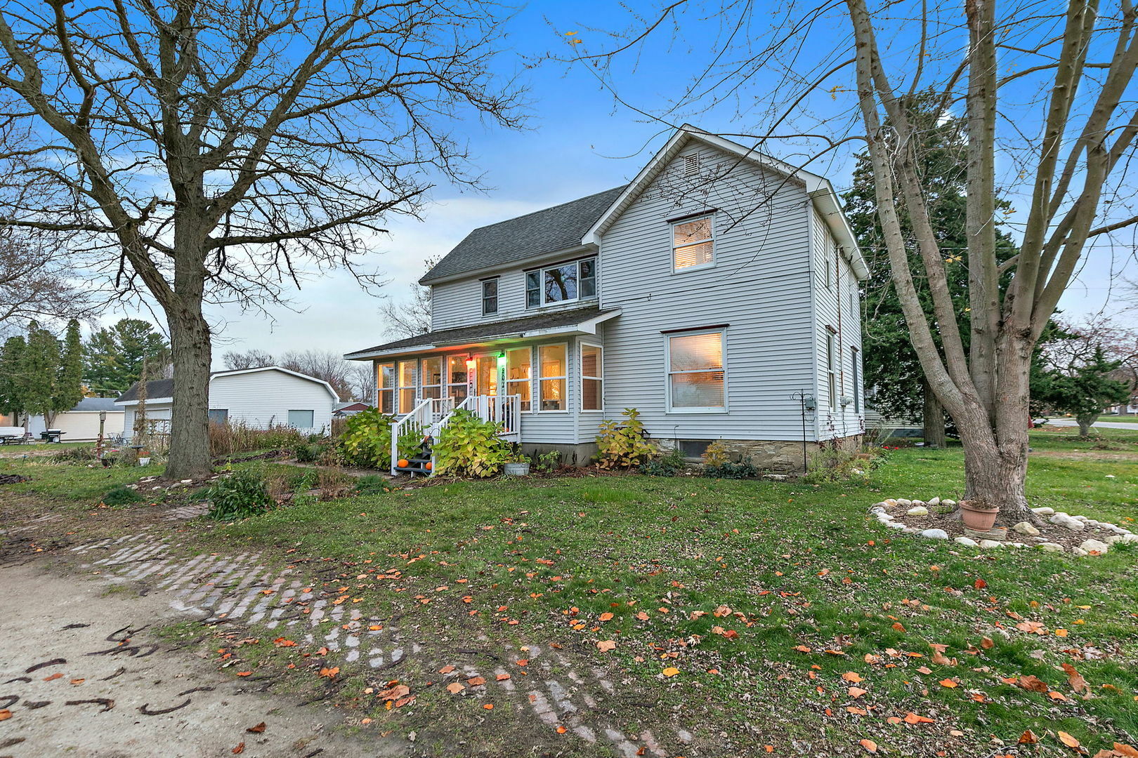 Property Photo:  201 E Washington Street  IL 60150 