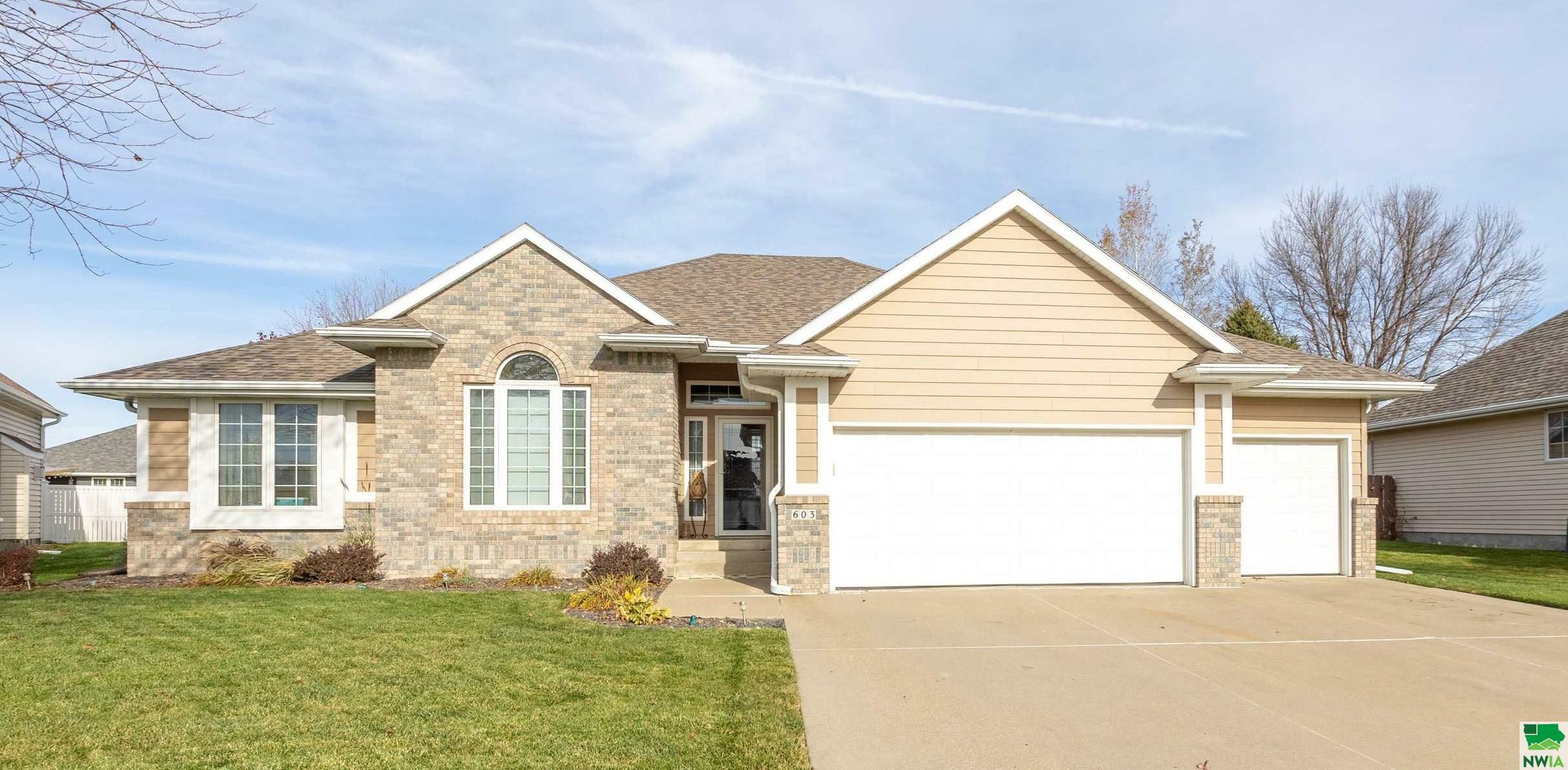 Property Photo:  603 Winfield Circle  IA 51054 