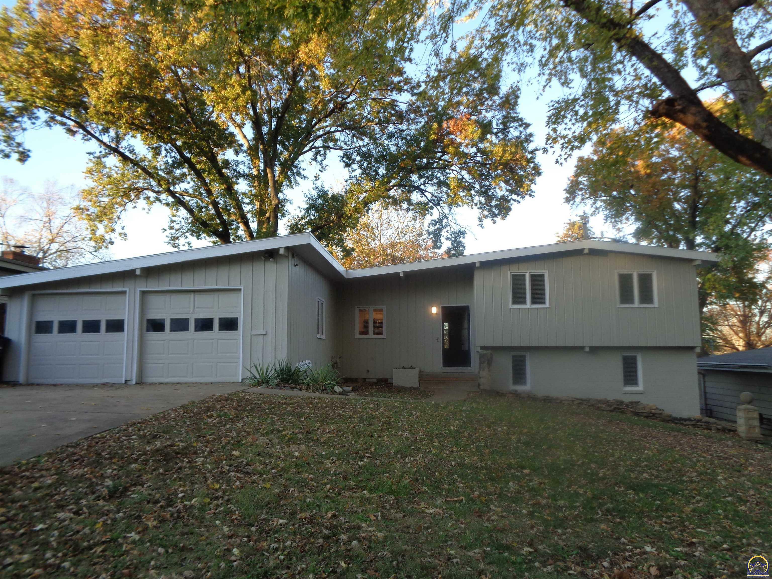 Property Photo:  1700 SW 27th St  KS 66611 