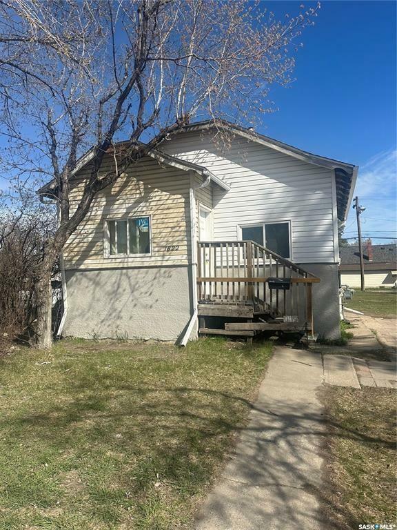 Property Photo:  1822 22nd Street W  SK S7L 2Z6 