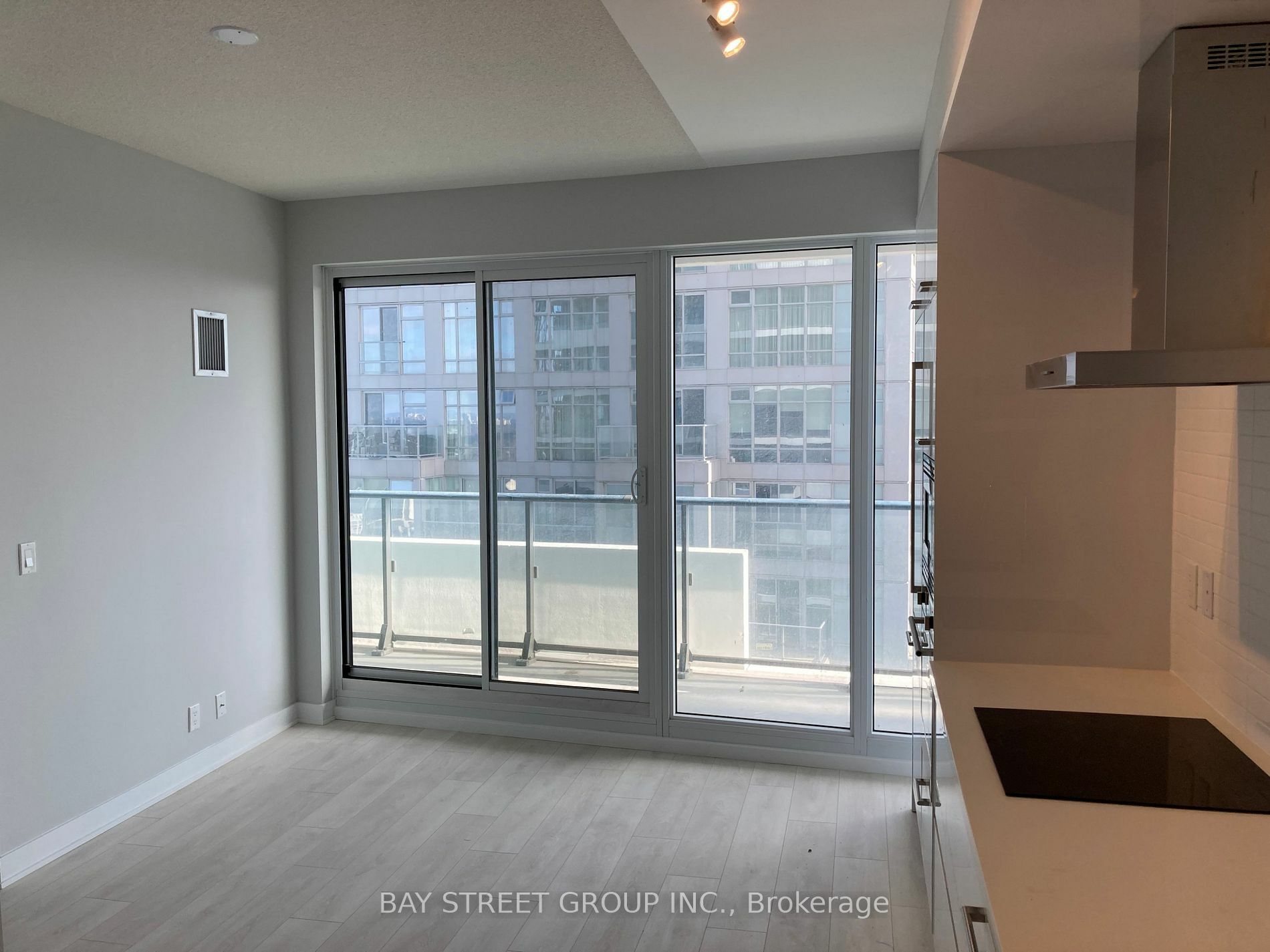 Property Photo:  2221 Yonge St 4206  ON M4S 2B4 