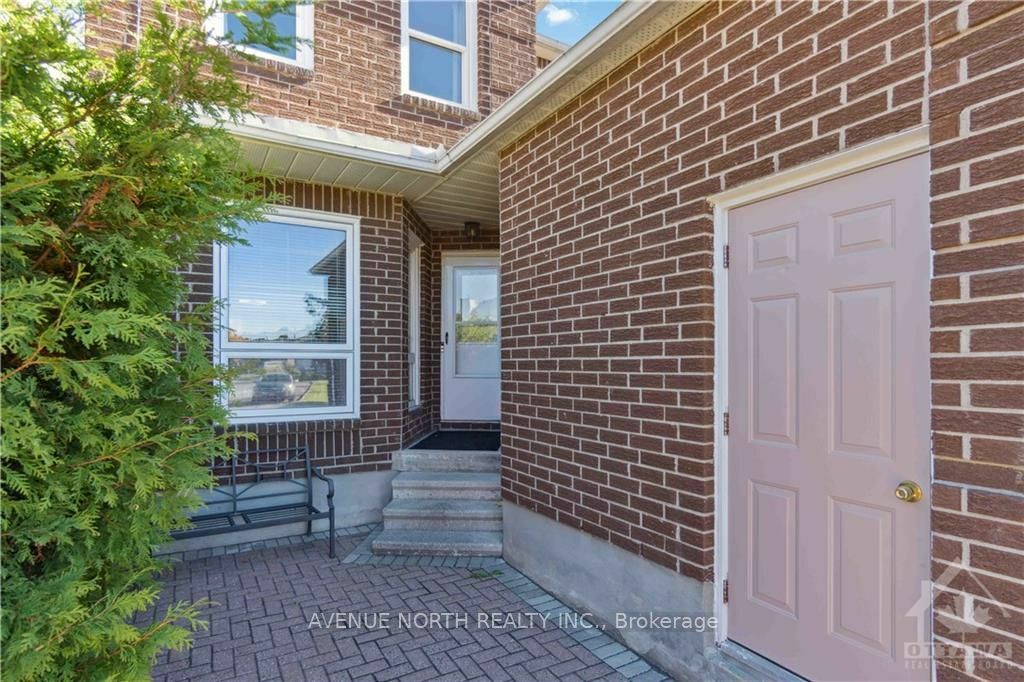 Property Photo:  1433 Laurin Cres  ON K1E 3H2 