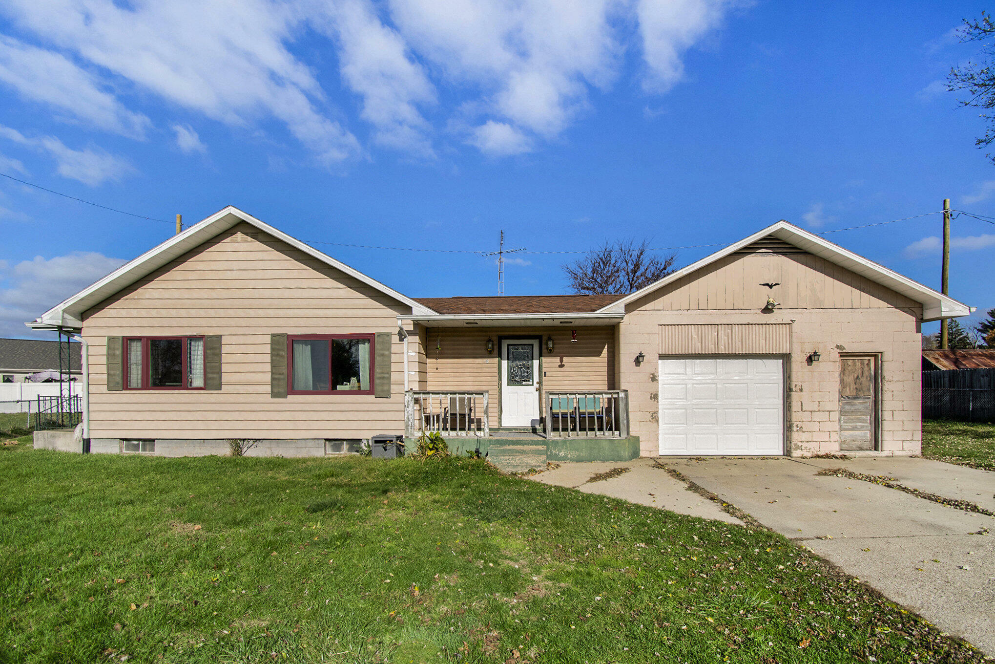 Property Photo: 1004 Illinois Street IN 46574