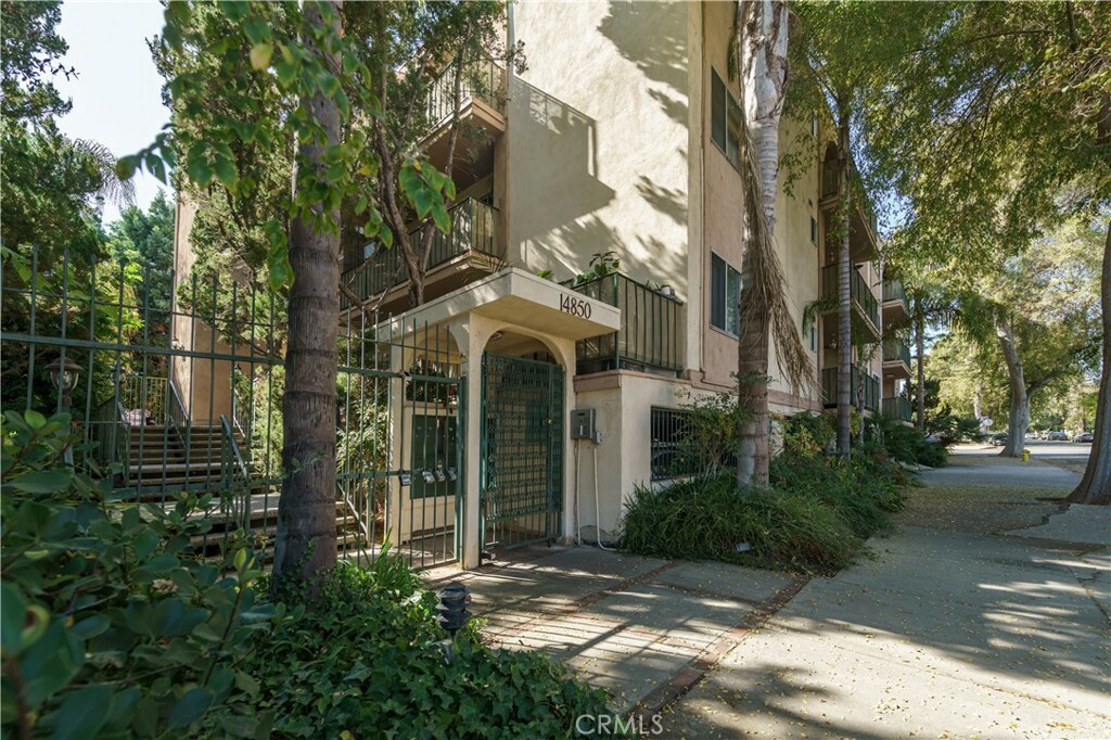 Property Photo:  14850 Hesby Street 202  CA 91403 