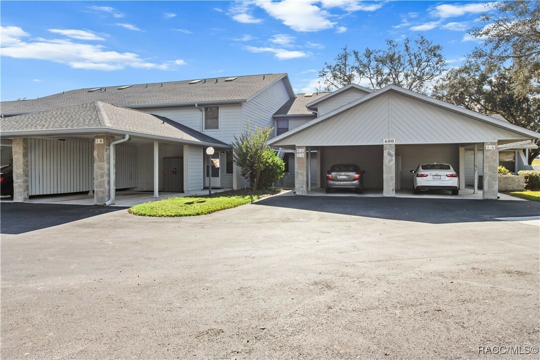 Property Photo: 600 E Gilchrist Court 2A FL 34442