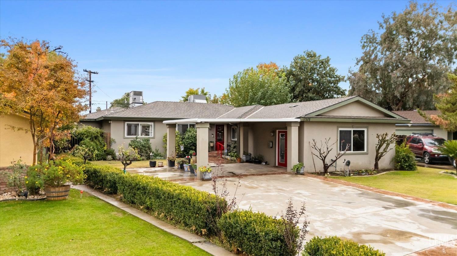 Property Photo:  2101 Carol Place  CA 93304 