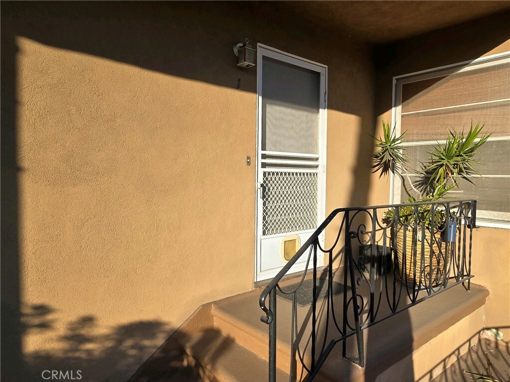 Property Photo:  100 Termino Avenue 1  CA 90803 