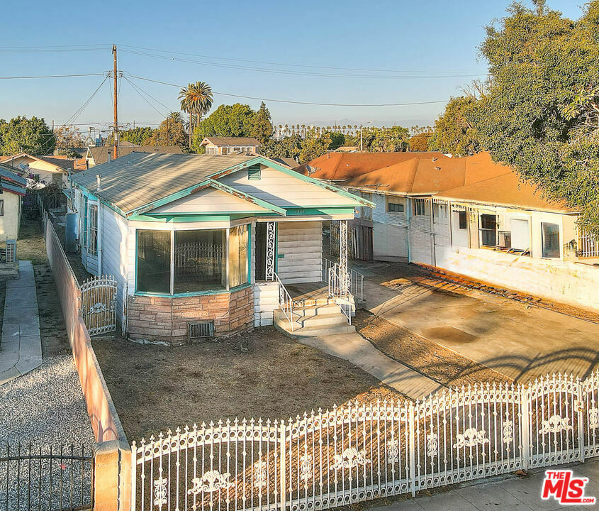 Property Photo:  1307 W 59th Place  CA 90044 