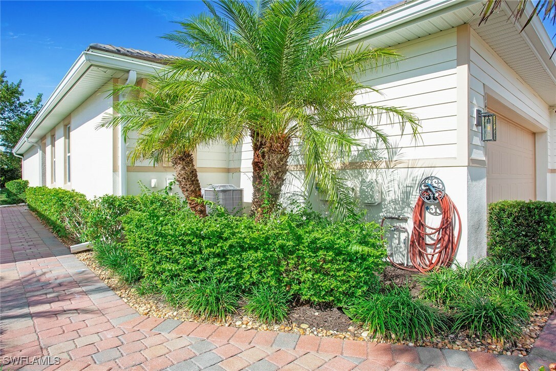 Property Photo:  14875 Edgewater Circle  FL 34114 