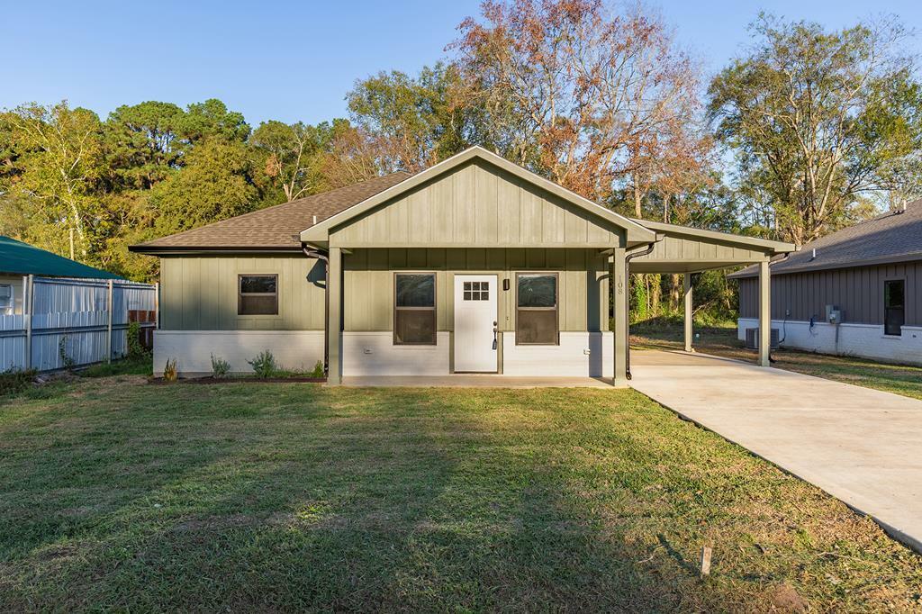 Property Photo:  108 N Garvan Street  TX 75901 