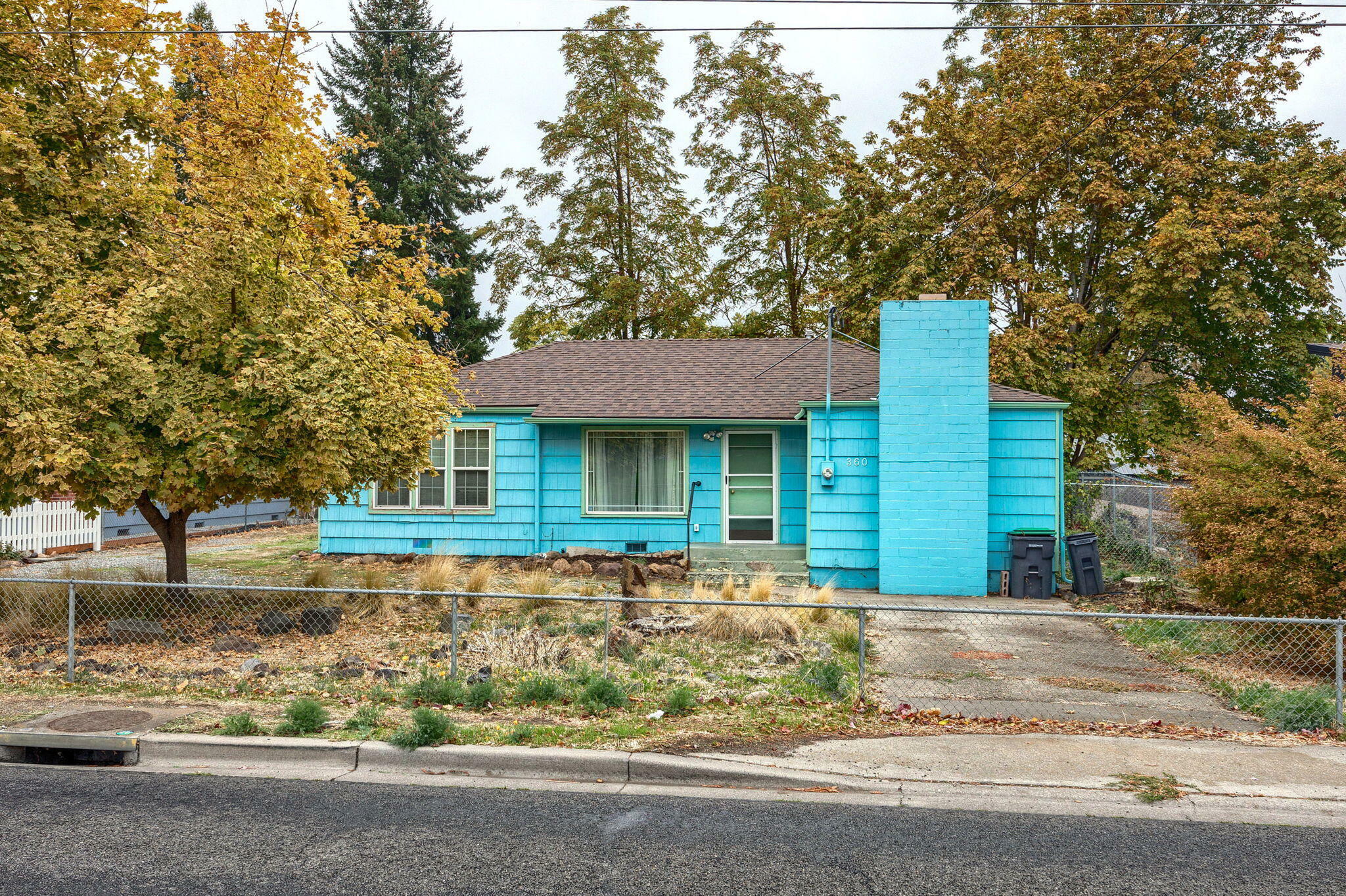 Property Photo: 360 W Stewart Avenue OR 97501