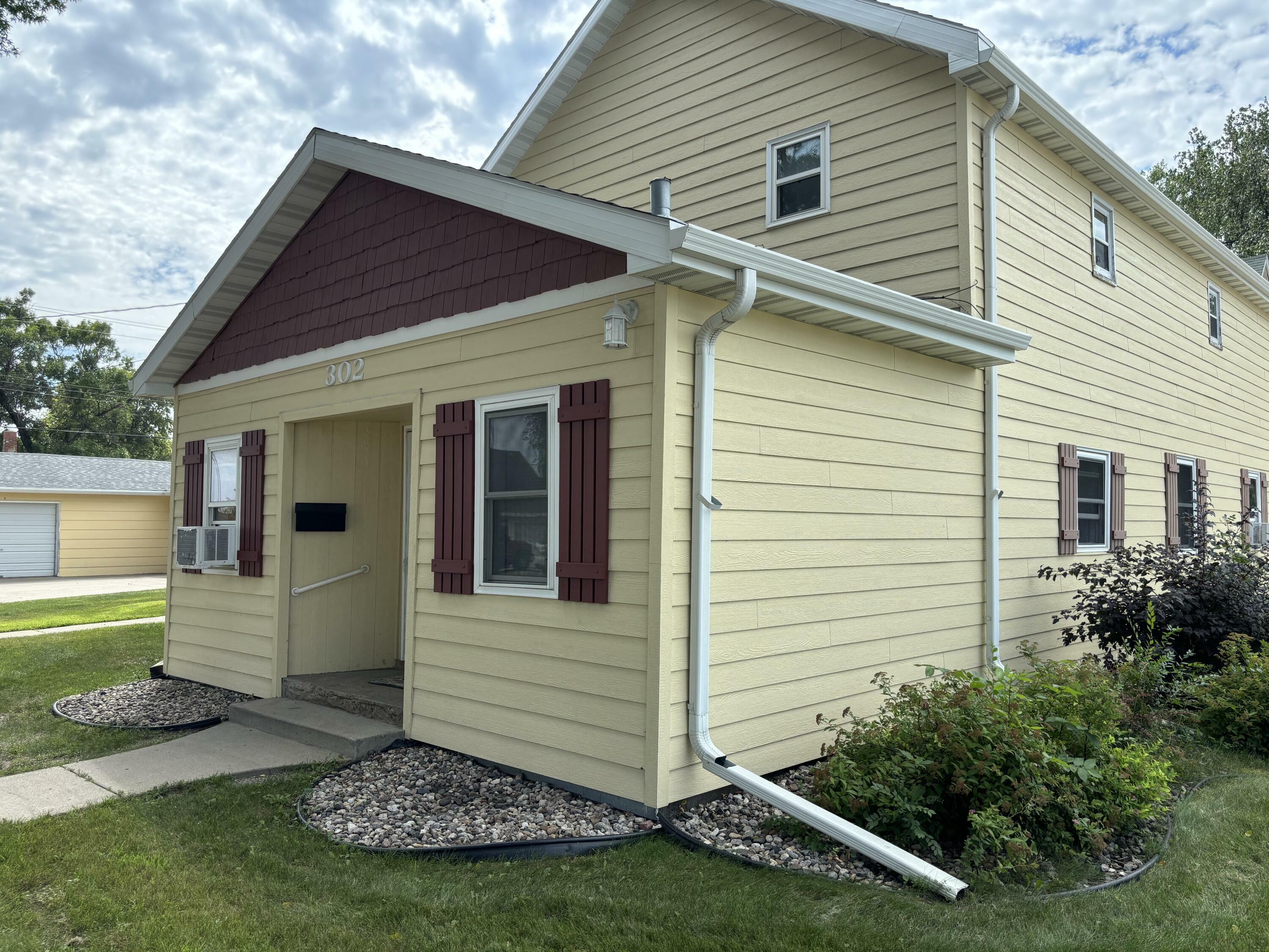 Property Photo: 302 S 7th St SD 57401