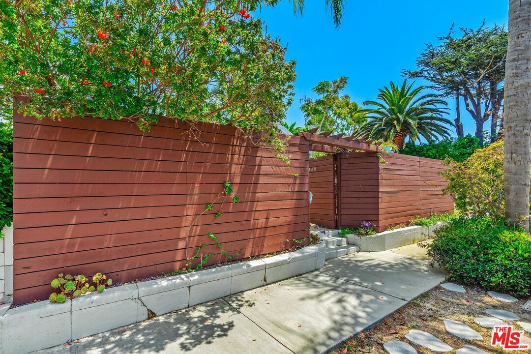 Property Photo:  340 Rennie Ave  CA 90291 