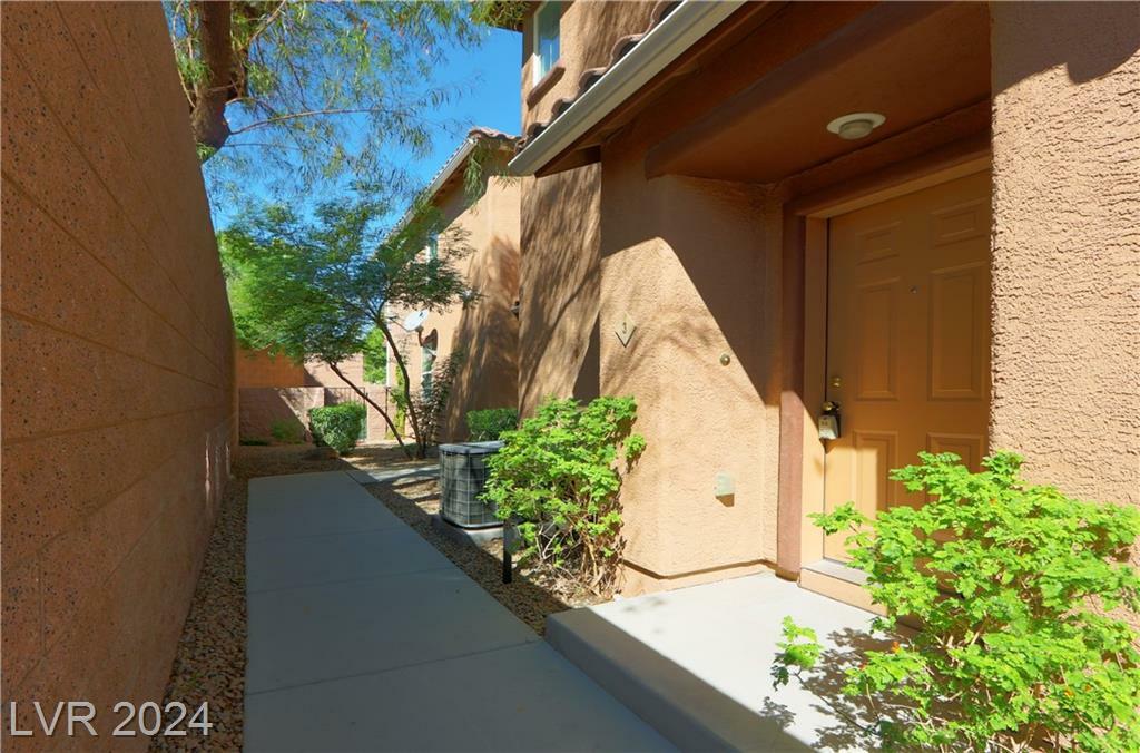 Property Photo:  29 Red Oak Canyon Street 3  NV 89012 