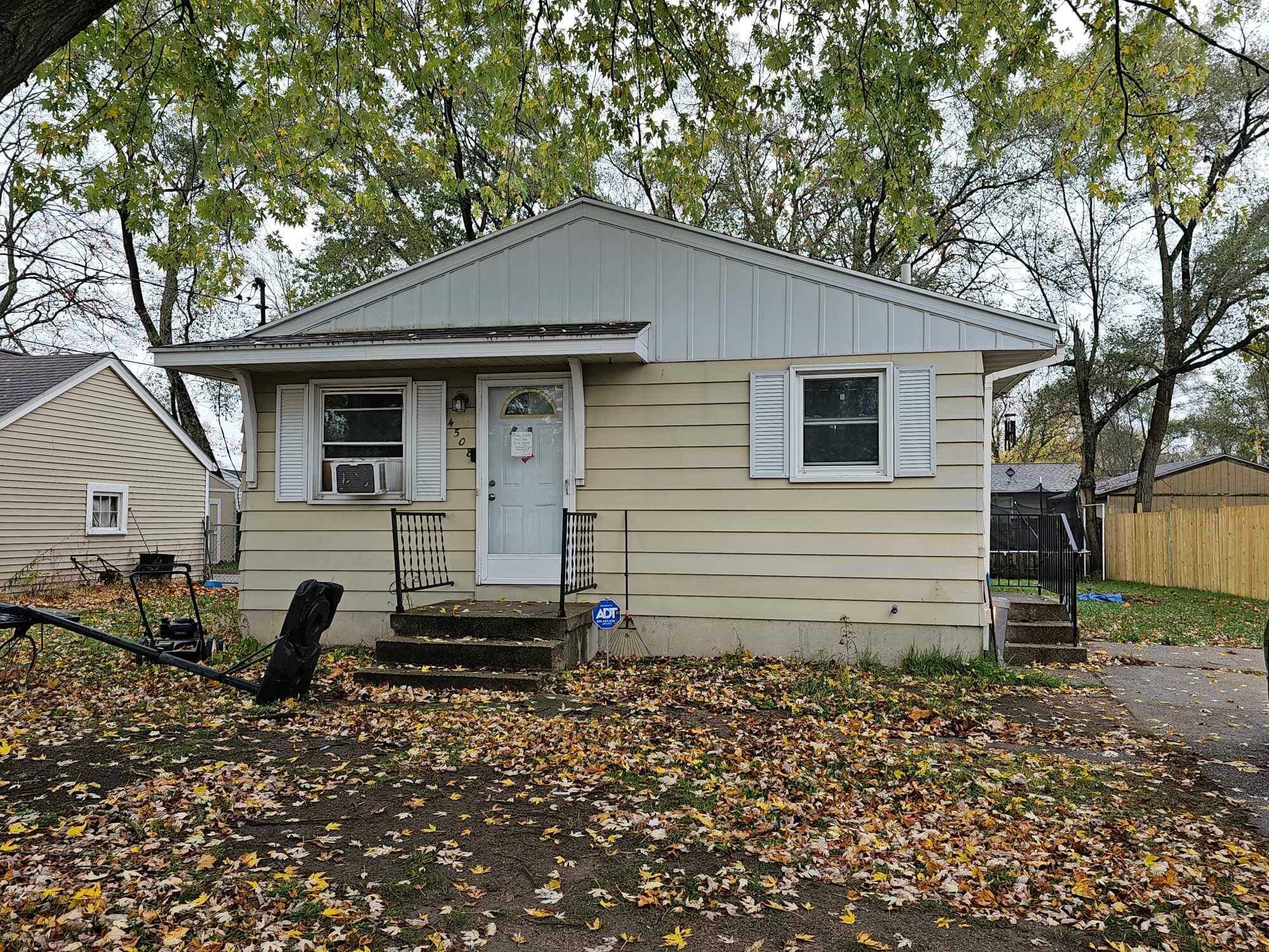 Property Photo:  4508 Hyde Park  MI 49548 