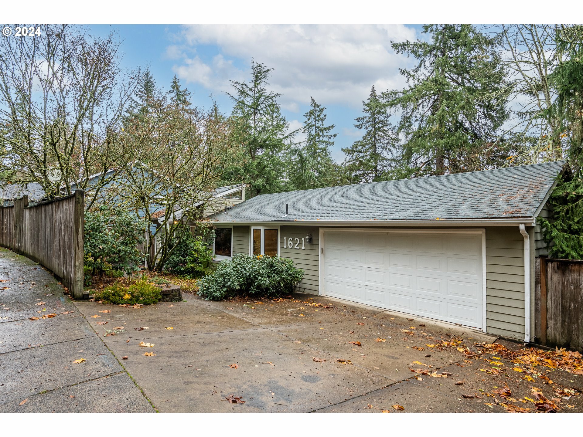 1621 Fircrest Dr  Eugene OR 97403 photo