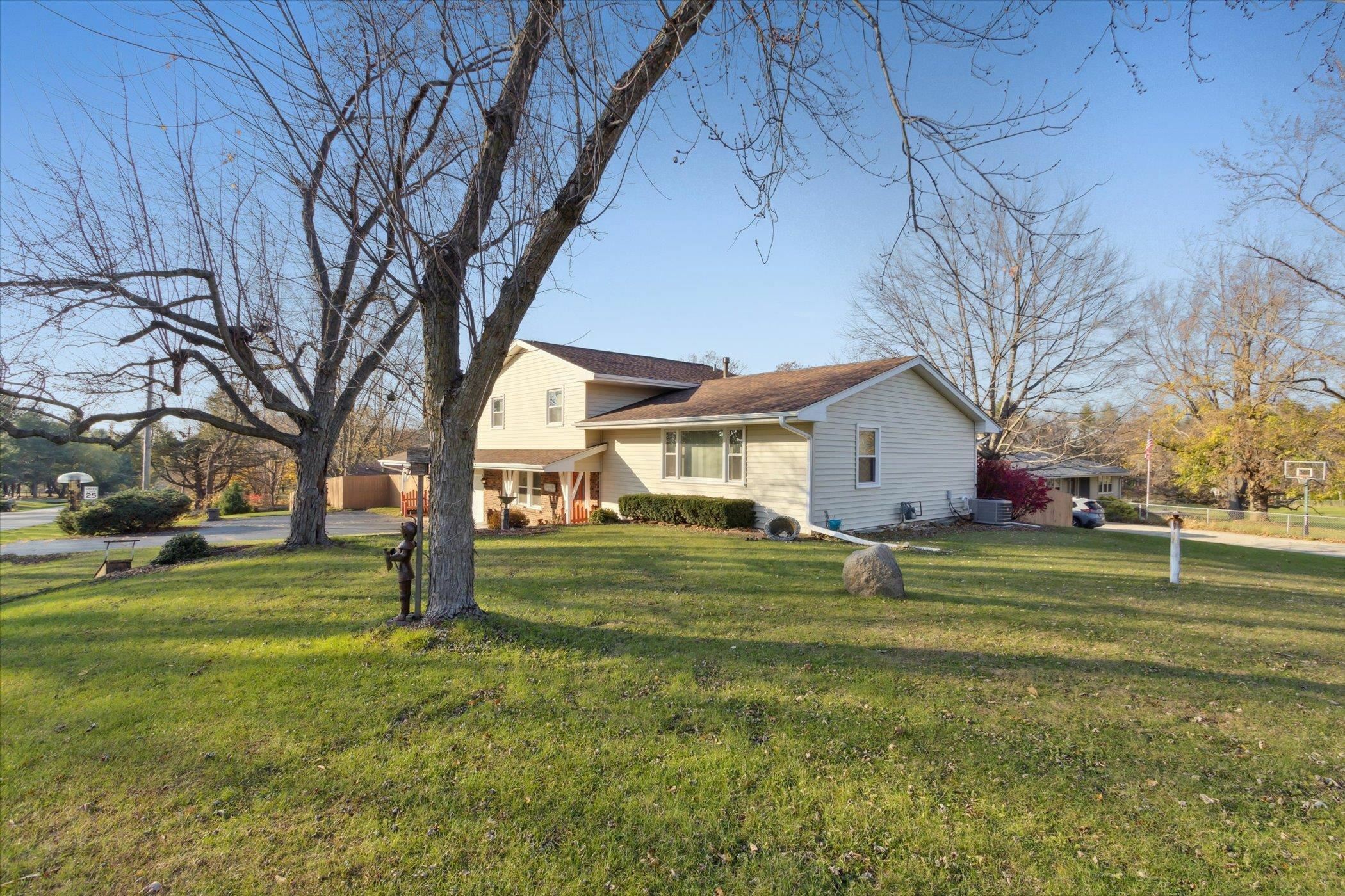 Property Photo:  1940 Valley View Road  IL 61008 