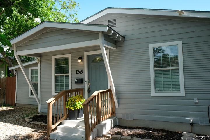 Property Photo: 1249 W Hermosa Dr TX 78201