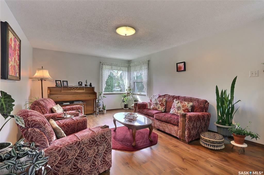 Property Photo:  808 2nd Street E  SK S6V 0G3 