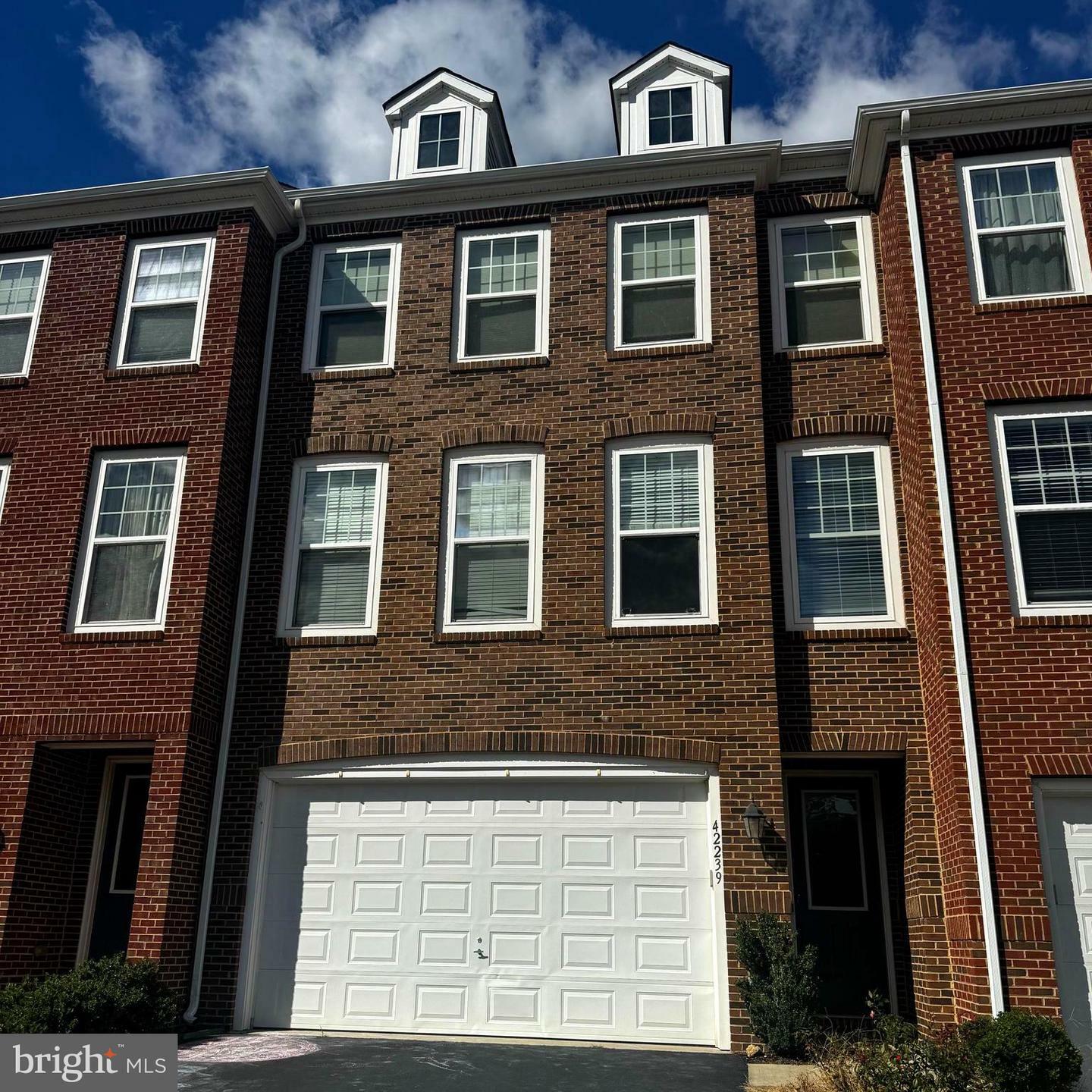 Property Photo:  42239 Lancaster Woods Square  VA 20152 