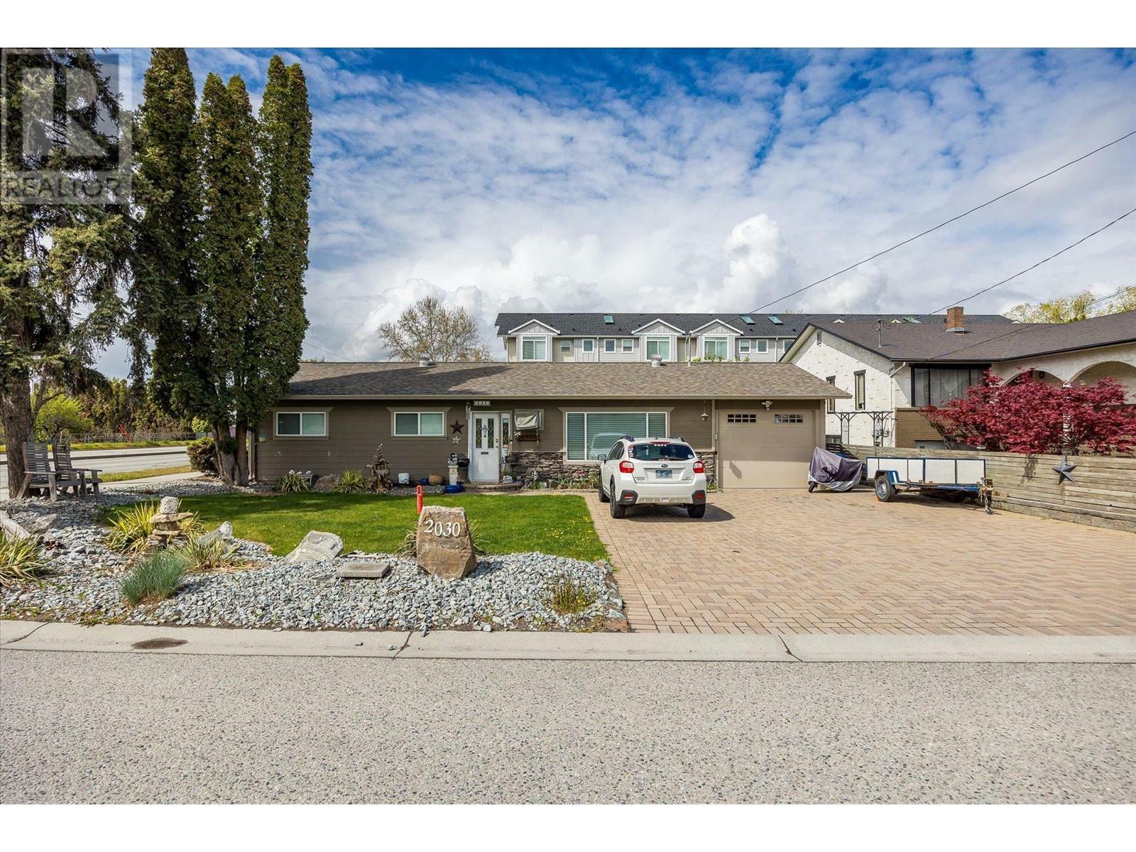 2030 Wilkinson Street  Kelowna BC V1Y 3Z8 photo