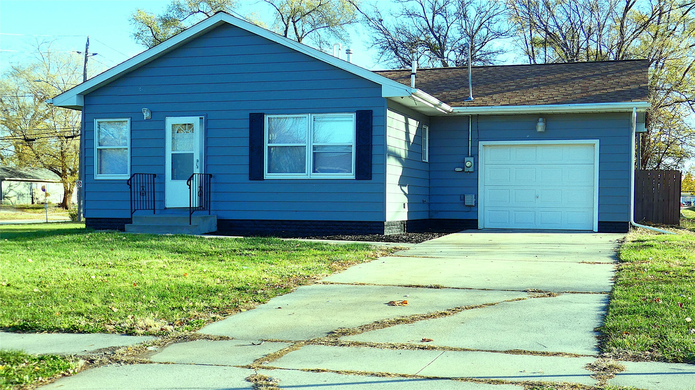 Property Photo:  805 SE 11th Street  IA 50309 