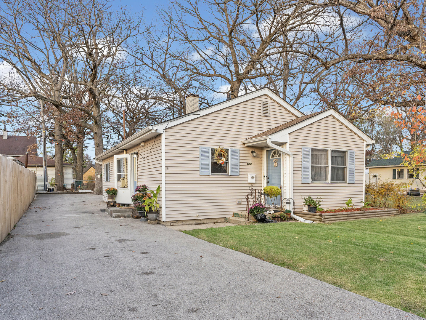 Property Photo:  923 Audrey Avenue  IL 60436 