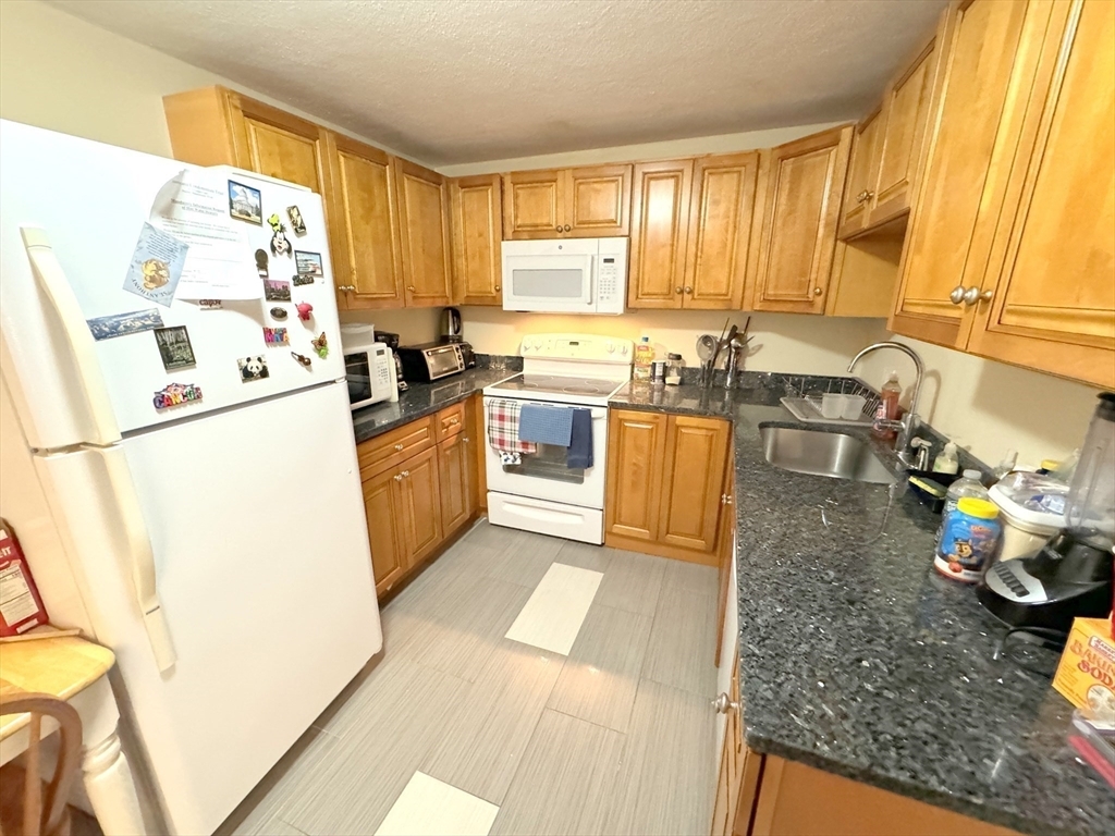 Property Photo:  33 Lodgen Ct 4D  MA 02148 