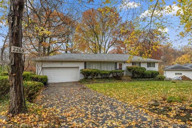 Property Photo:  2265 Denby Drive  MI 48329 