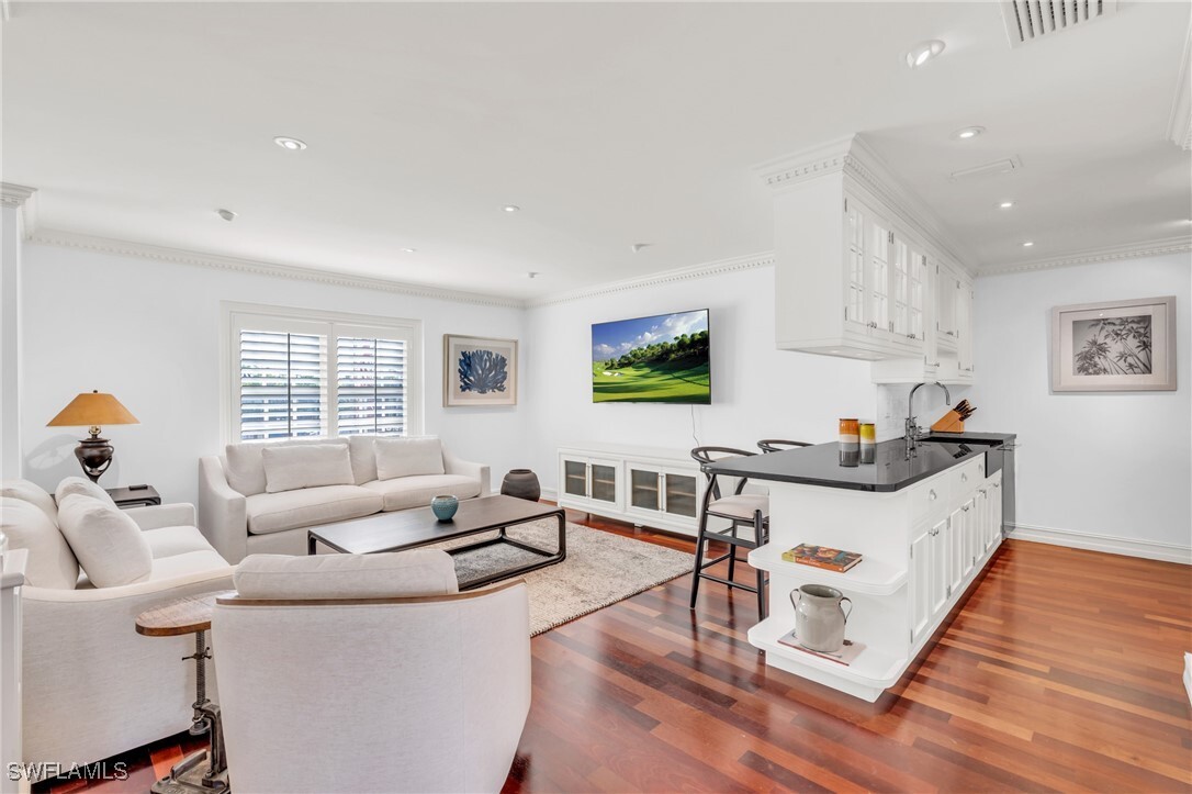 Property Photo: 271 Broad Avenue S 202 FL 34102
