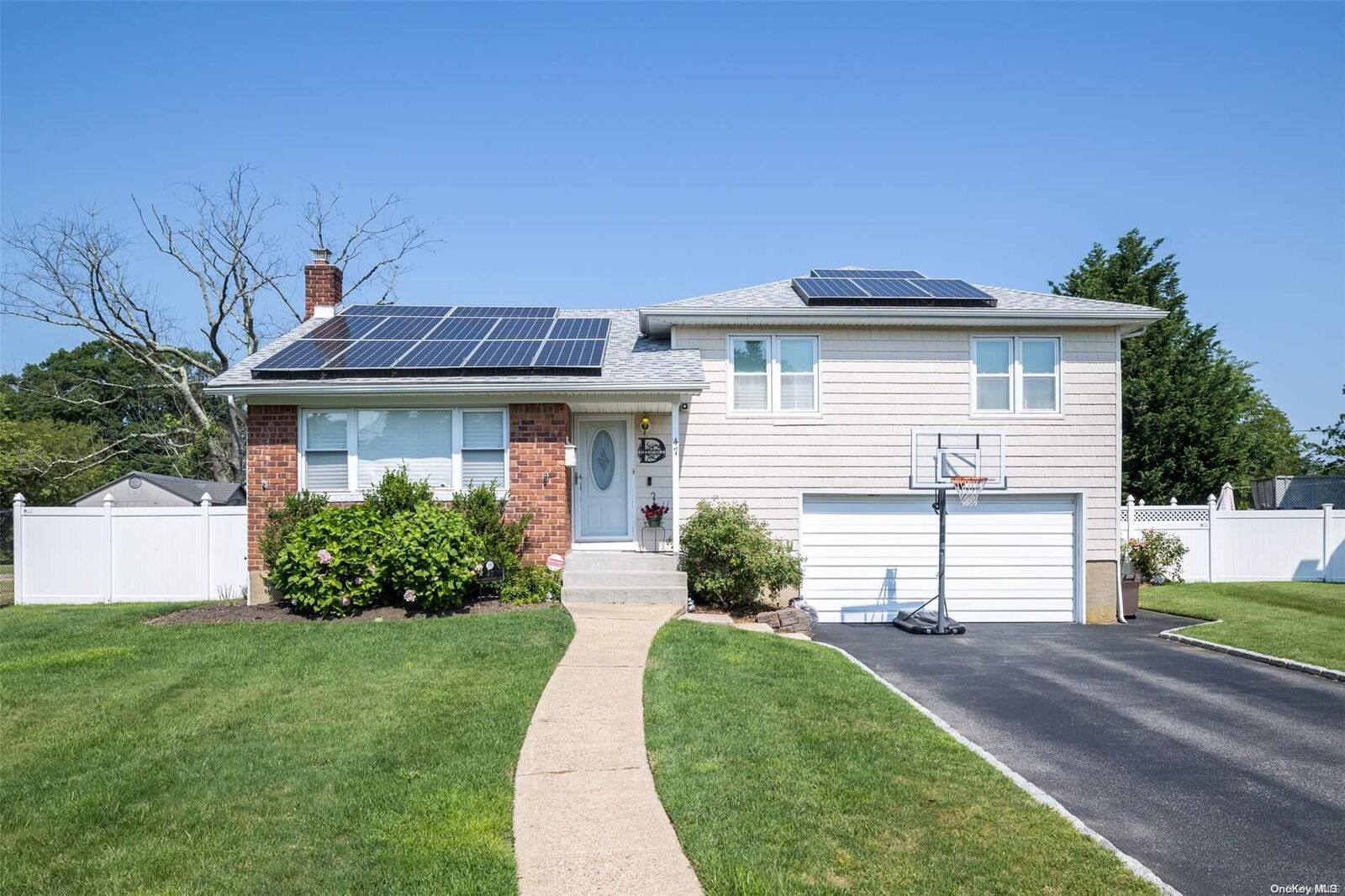 Property Photo:  47 Meadow Wood Lane  NY 11735 