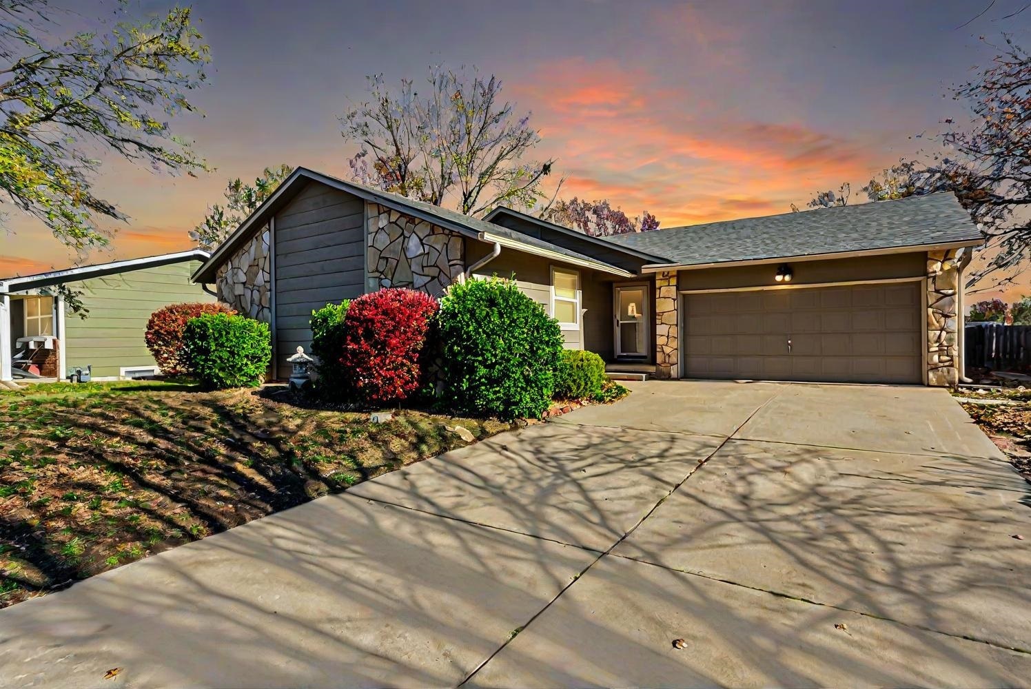 Property Photo:  118 N Summitlawn Cir  KS 67212 