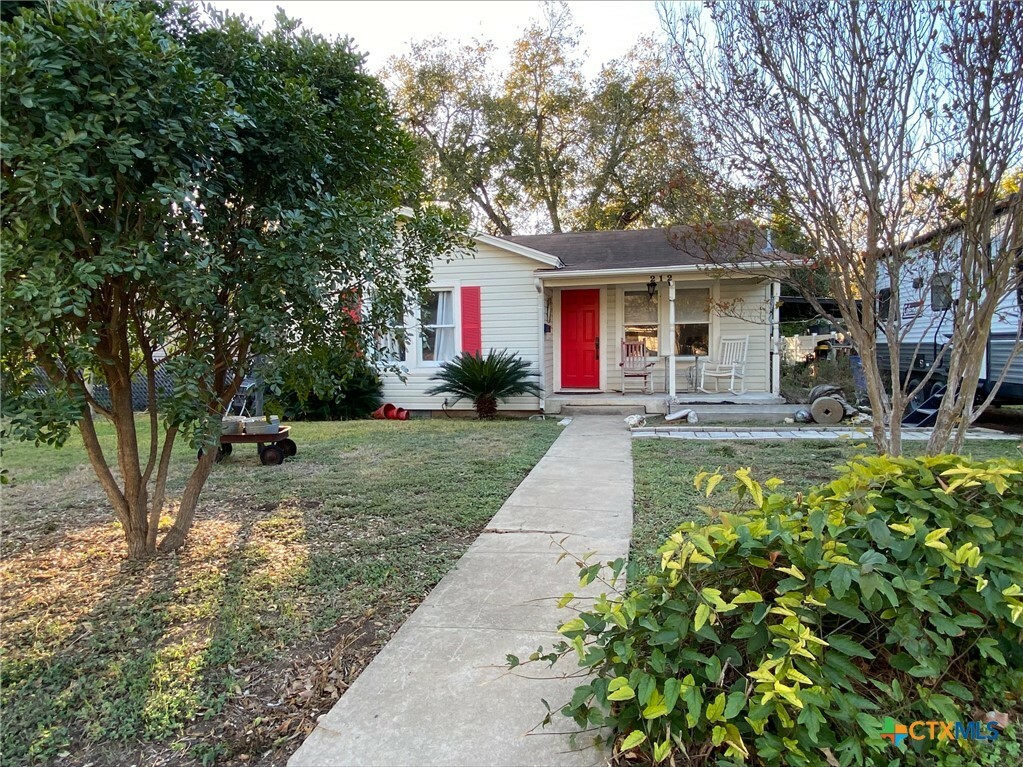 Property Photo:  212 Duggan Street  TX 78155 