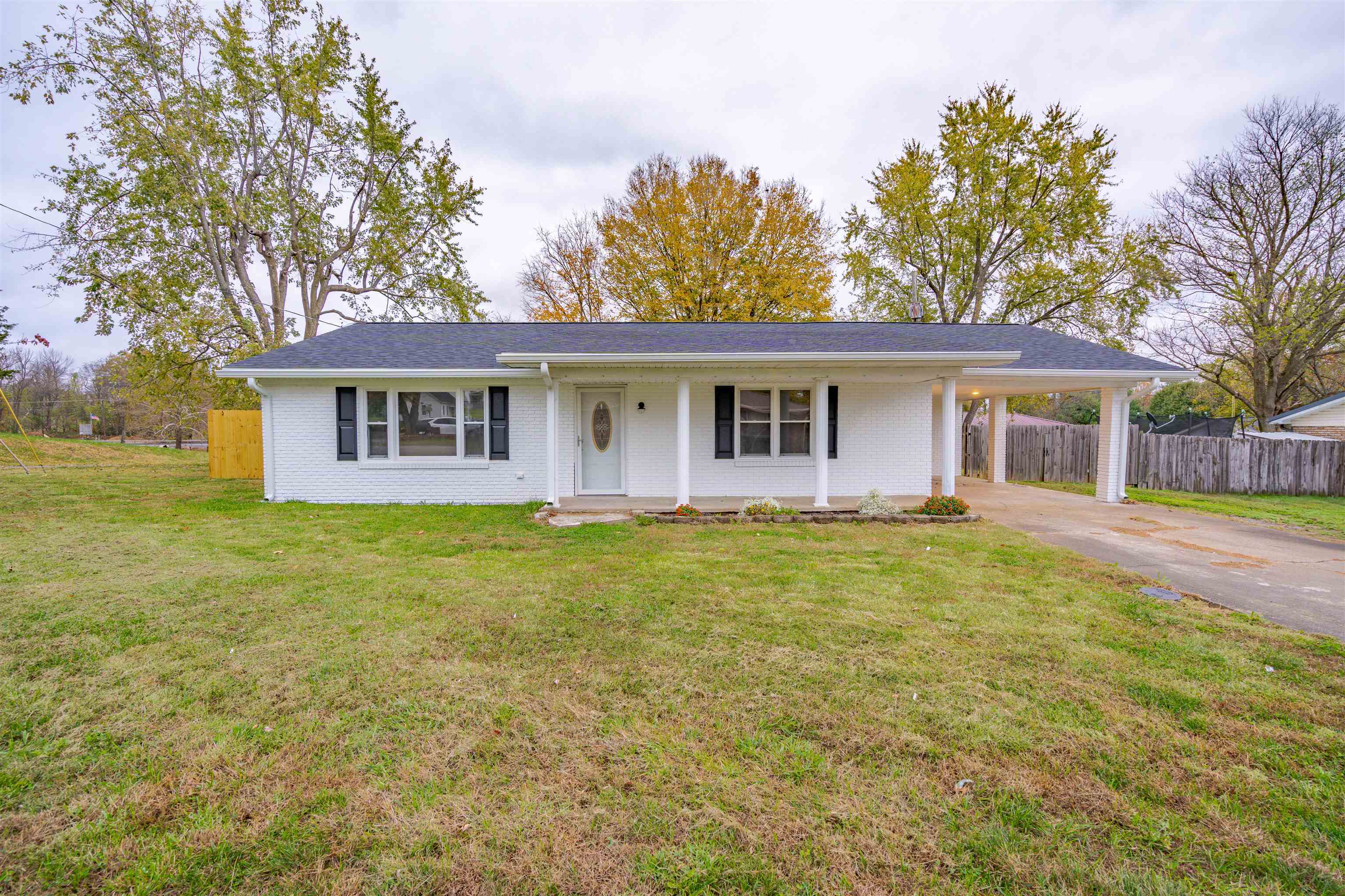 Property Photo:  131 W Kelly St  KY 42462 