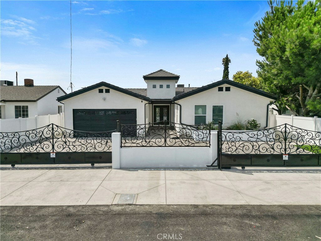 Property Photo:  13840 Valerio Street  CA 91405 