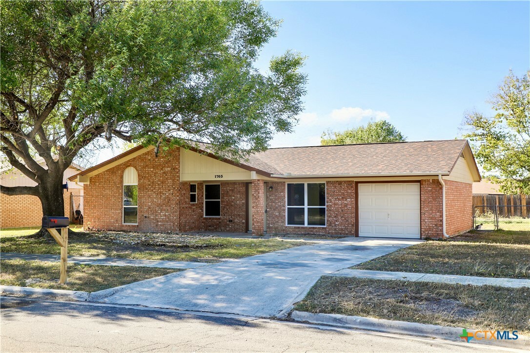 Property Photo:  1703 Sunset Street  TX 76543 