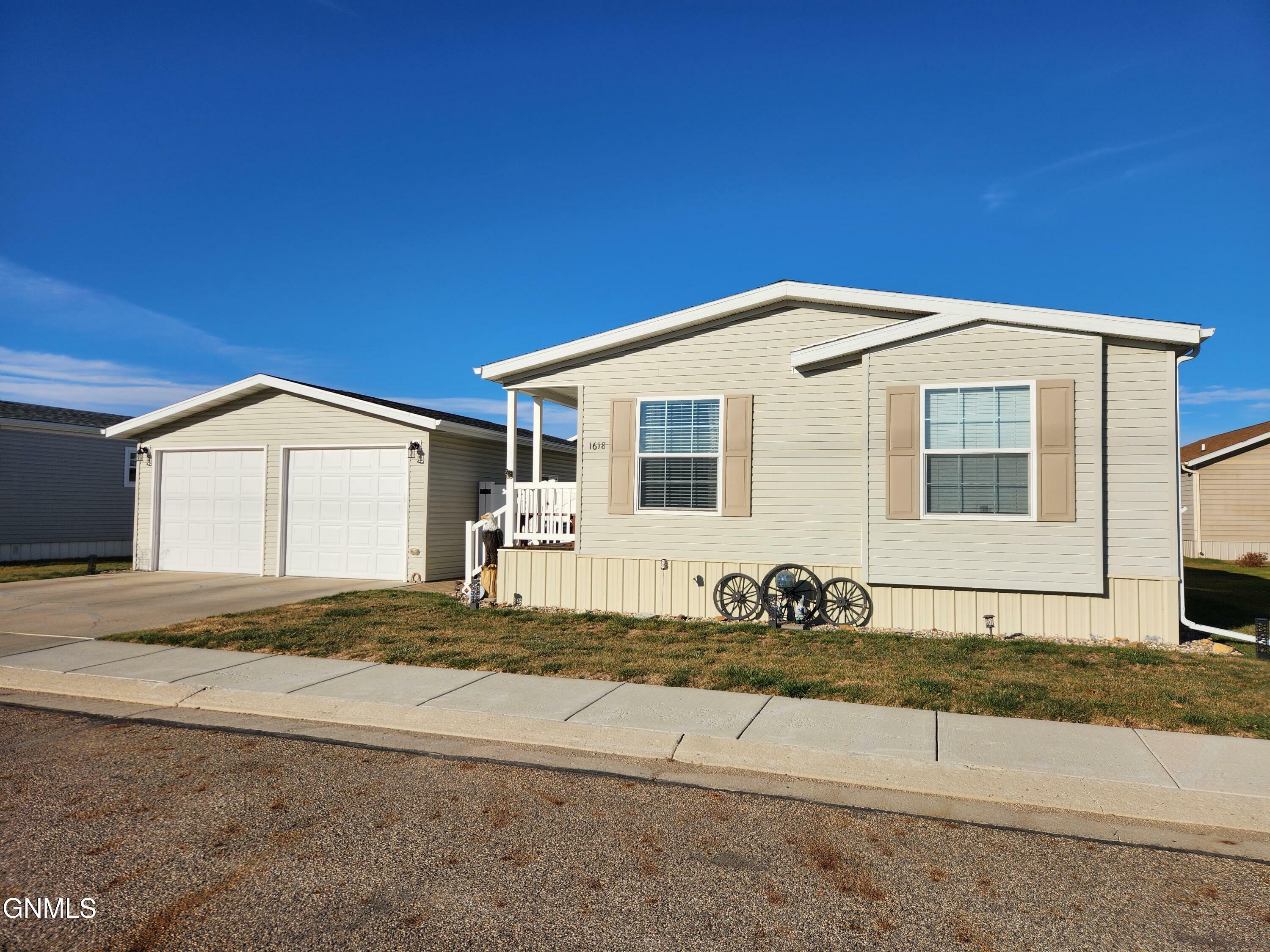 Property Photo:  1618 Hawk Trail SE  ND 58554 