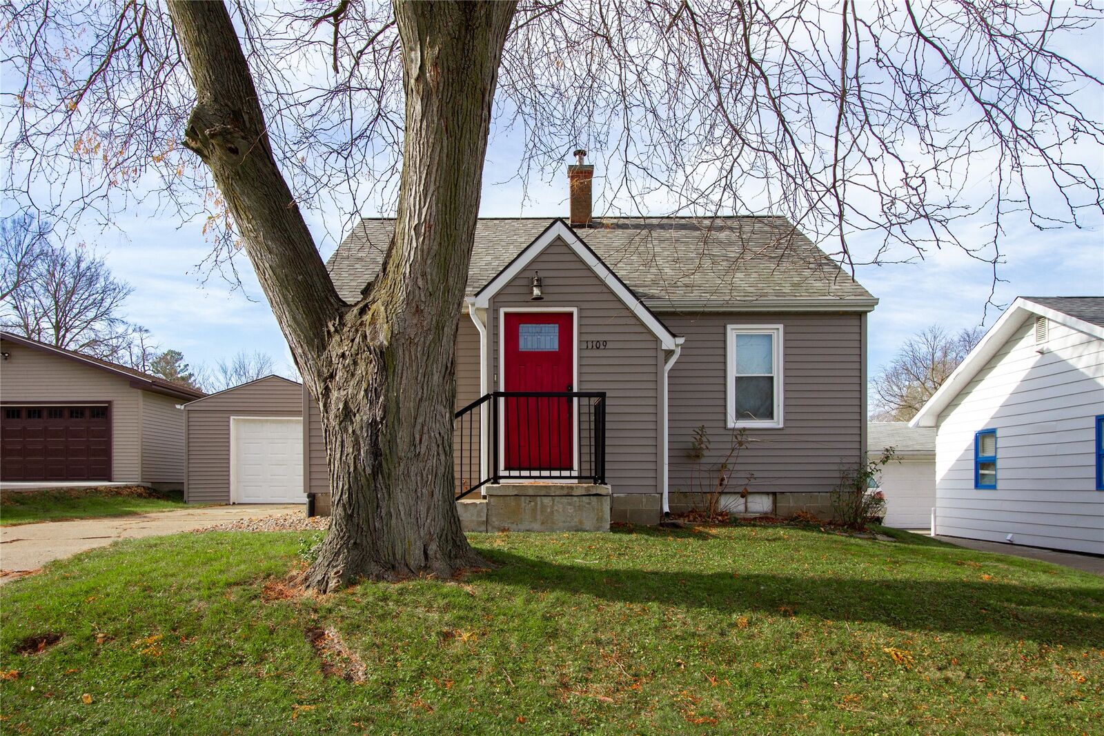 Property Photo:  1109 E 2nd Street  IA 50219 