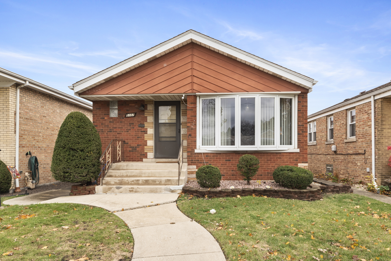 Property Photo:  5107 S Neenah Avenue  IL 60638 