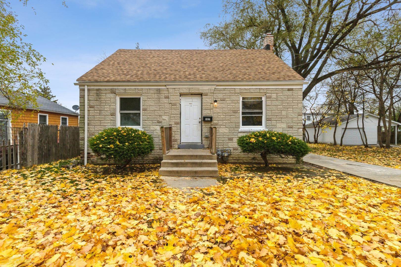 Property Photo:  1027 Lorraine Avenue  IL 60085 